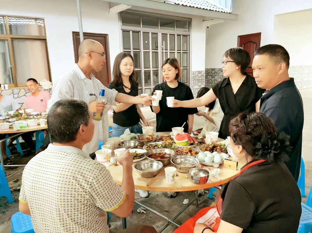 端午佳節(jié)即將來臨之際 四川博水環(huán)保 主管團隊 攜節(jié)日禮品 ，向駐扎眉山工業(yè)園區(qū)污水處理廠項目駐地員工，送上深切的慰問和關(guān)懷